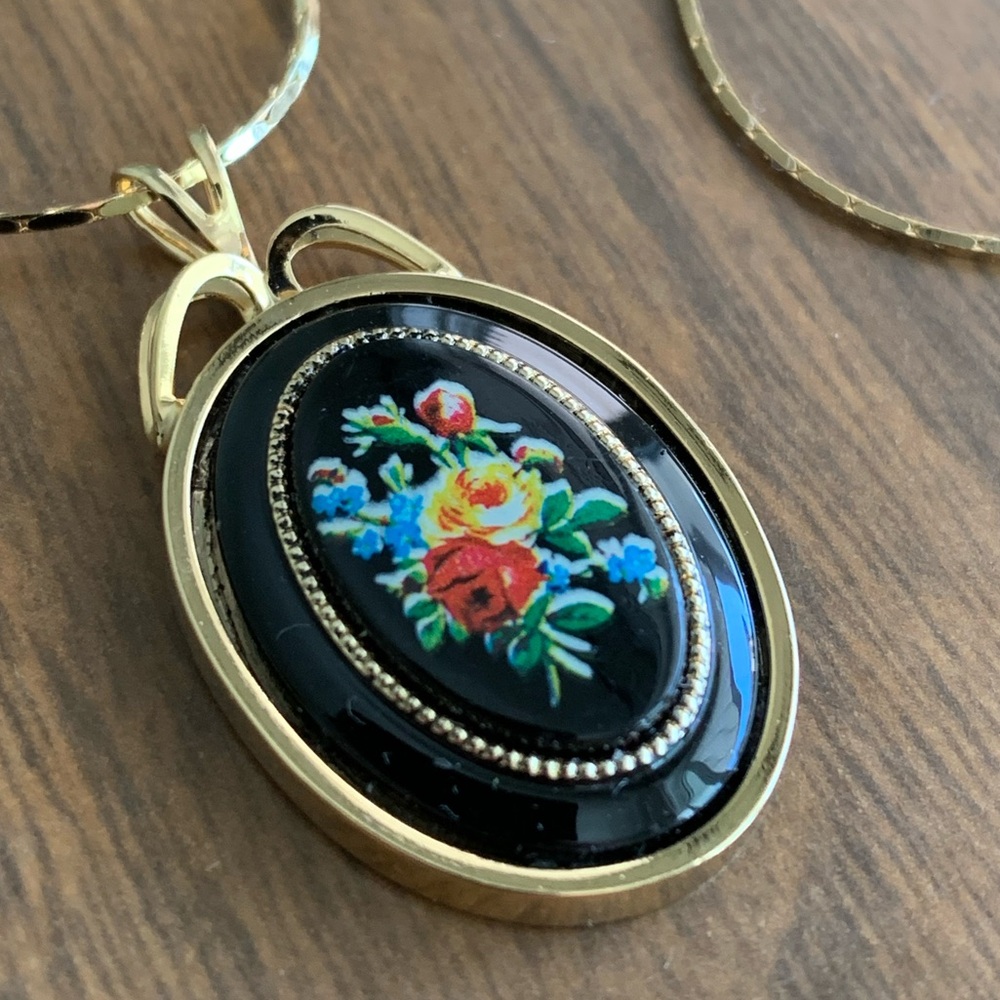 New vintage handpainted pendant necklace